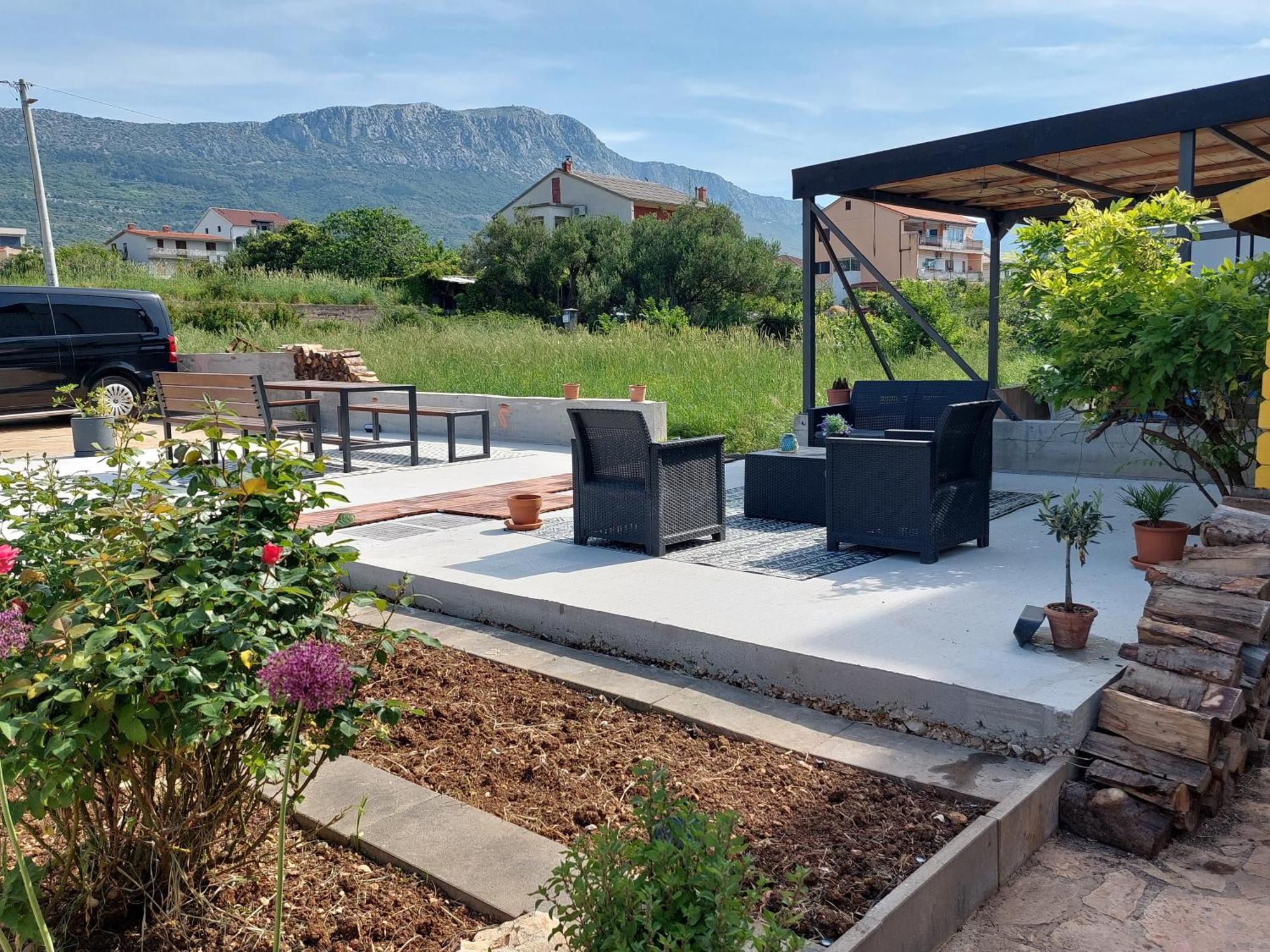 Spacious Apartment Close To The Sea In Split Area Kaštela Екстериор снимка